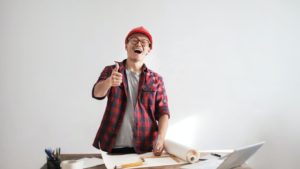 Imagem de um homem vestido como engenheiro fazendo sinal de positivo com o dedão