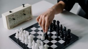 Imagem de uma pessoa jogando xadrez
